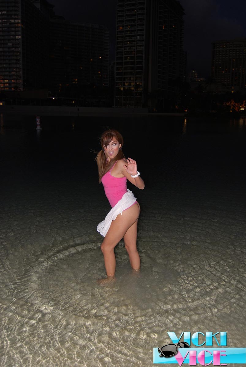 Fotos de vacaciones cándidas de una joven exhibiéndose en la playa
 #72313675