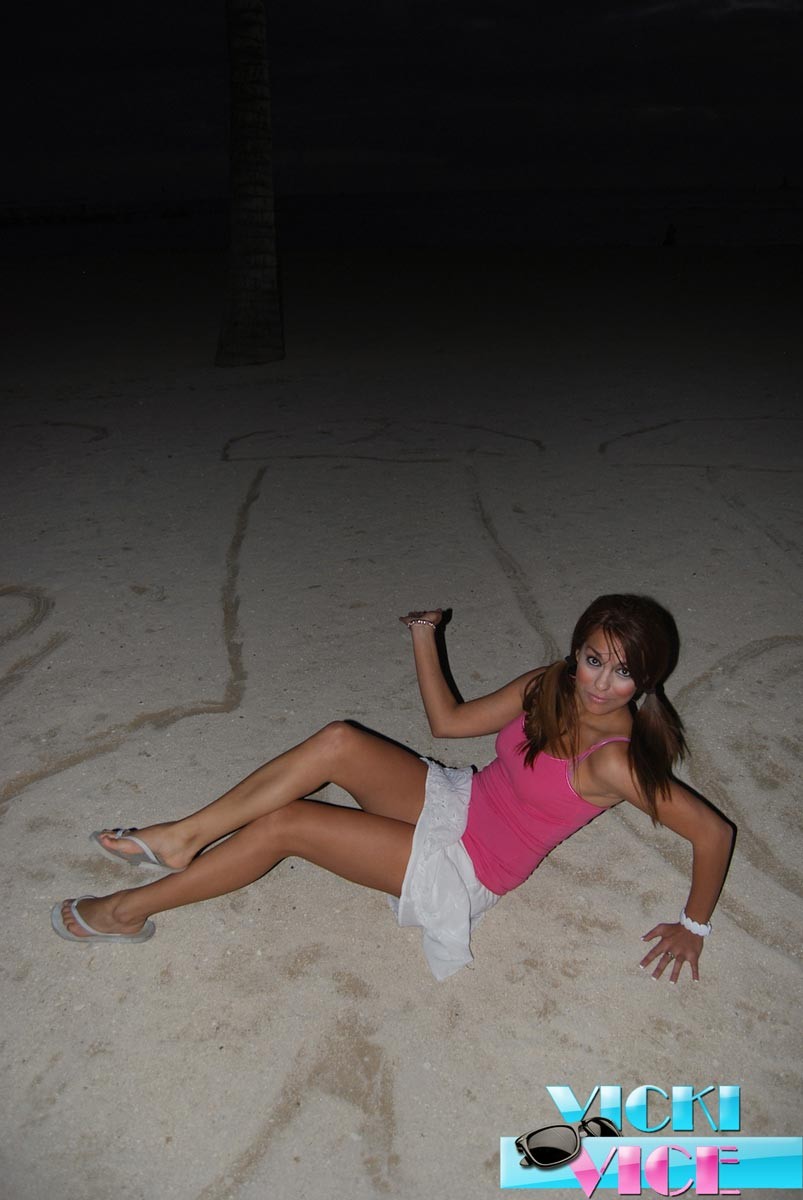 Candid vacation pics of teen flashing on beach #72313685