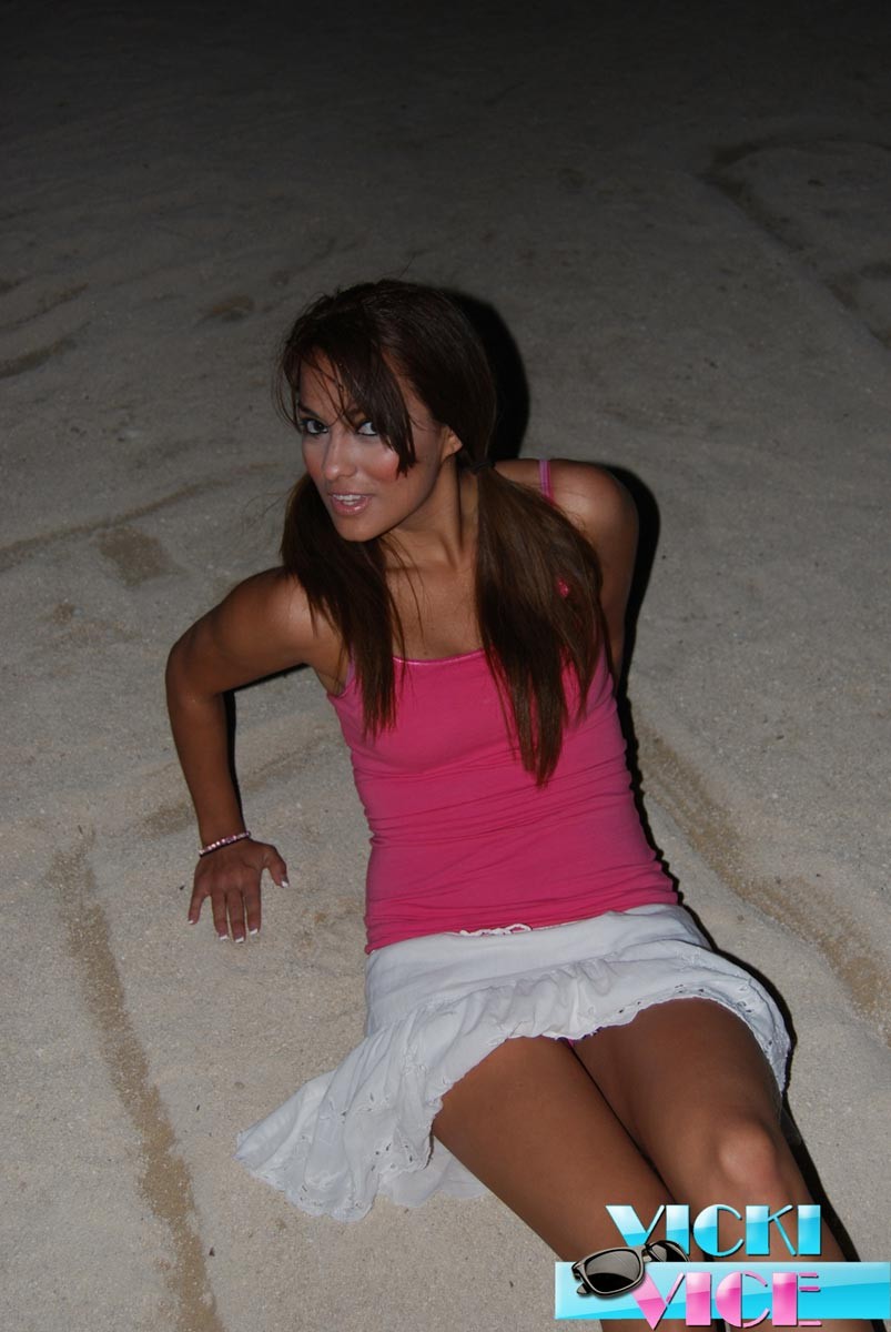 Fotos de vacaciones cándidas de una joven exhibiéndose en la playa
 #72313697