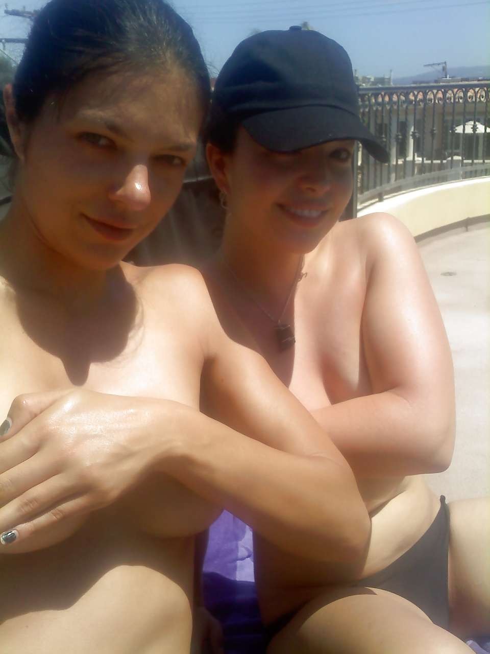 Adrianne curry prenant un bain de soleil seins nus et posant en bottes fuckme
 #75294494