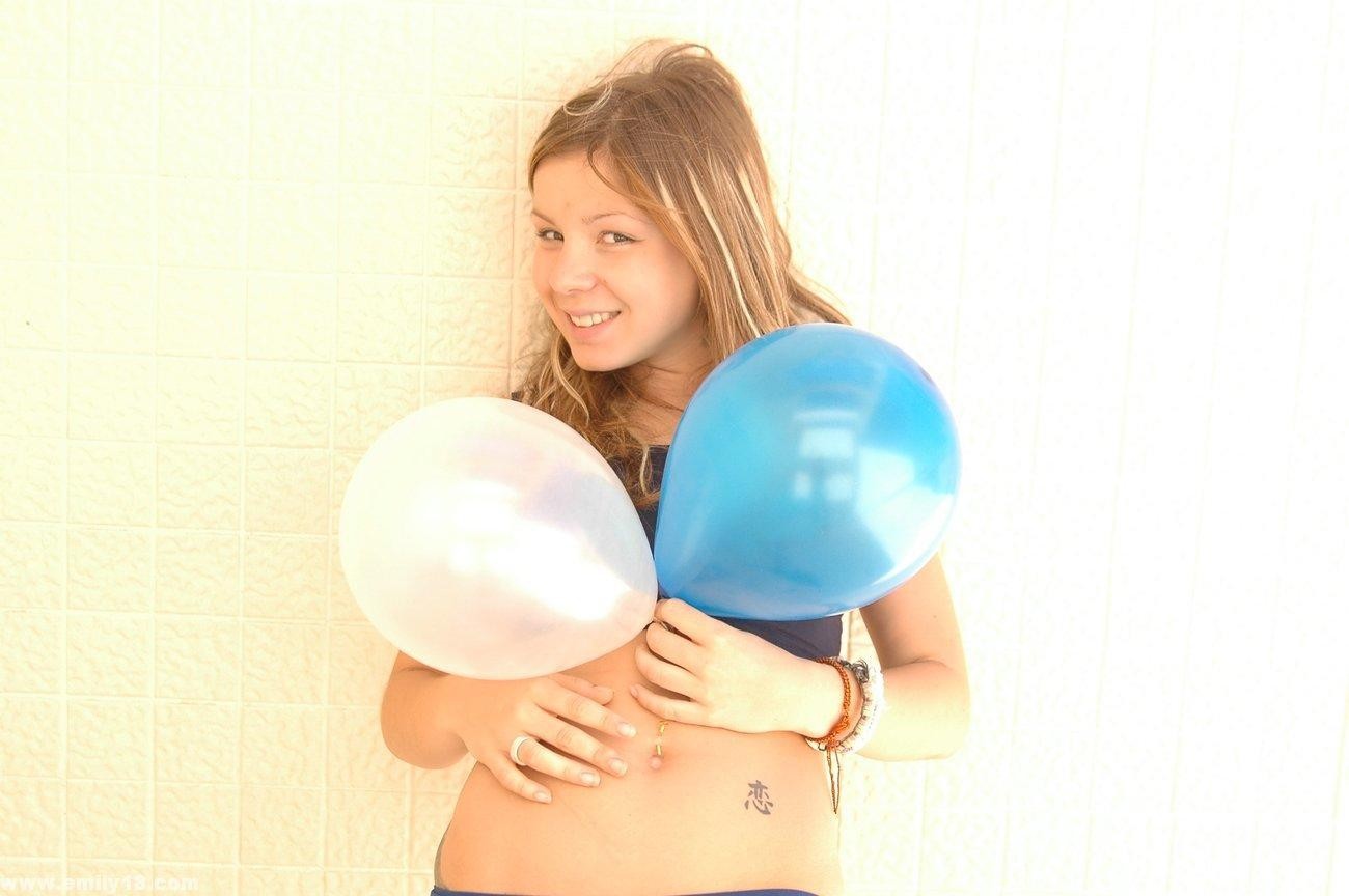 Süßes Teen Girl Emily im Freien mit Luftballons
 #74870802