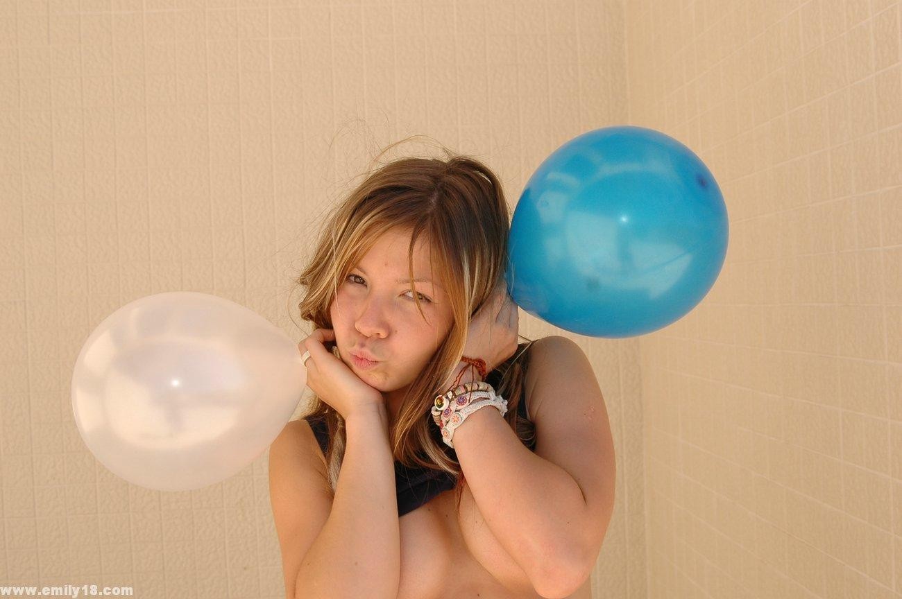 Süßes Teen Girl Emily im Freien mit Luftballons
 #74870849