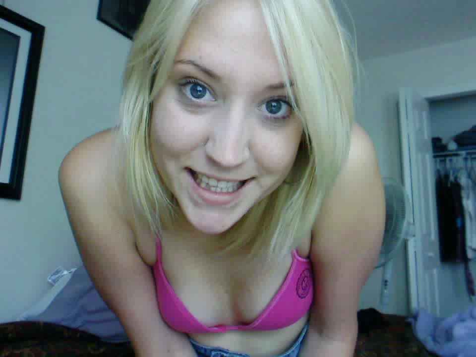 Tina, une blonde excitée, se montre à la webcam et exhibe son petit corps sexy.
 #67374884