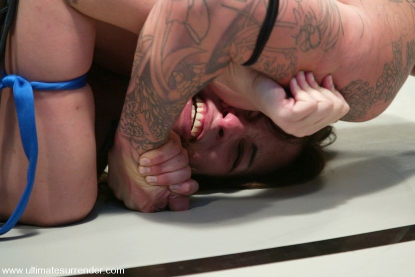 Desnudo luchador femenino ser golpeado, luego follada por el ganador.
 #72103889