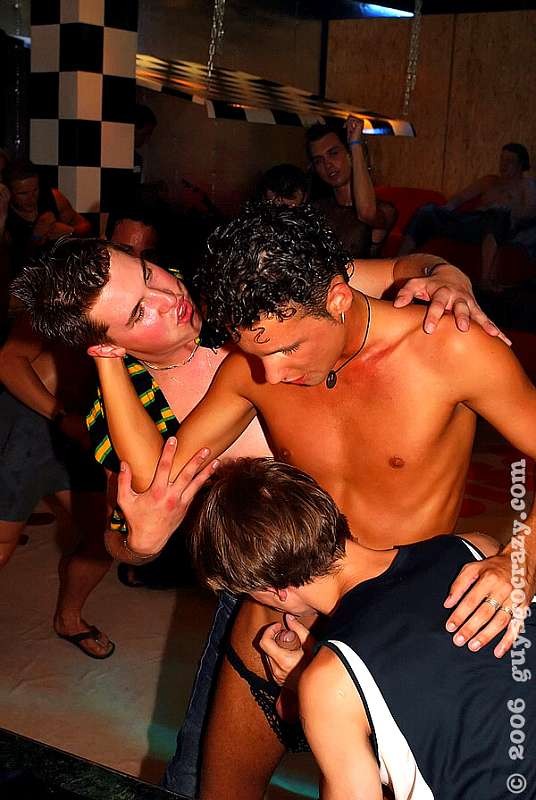 Chicos gays luchando por probar la polla de malestrippers en una orgía
 #77000351