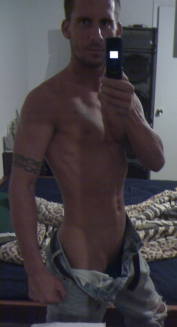 Un beau mec musclé qui pose nu sur une webcam
 #76943865