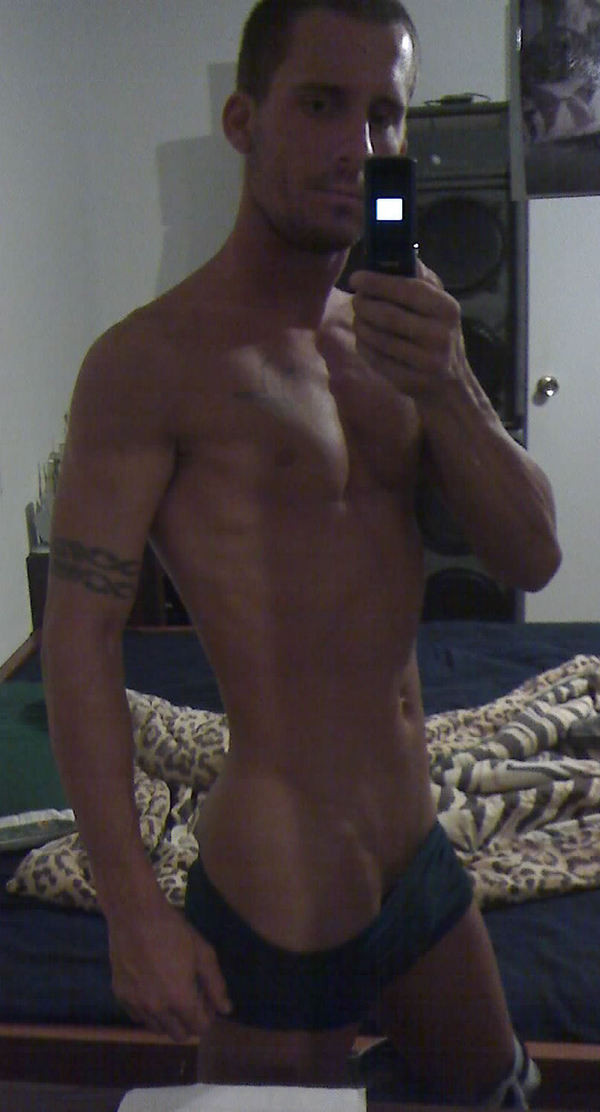 Hermoso musculoso posando desnudo en la cámara
 #76943869