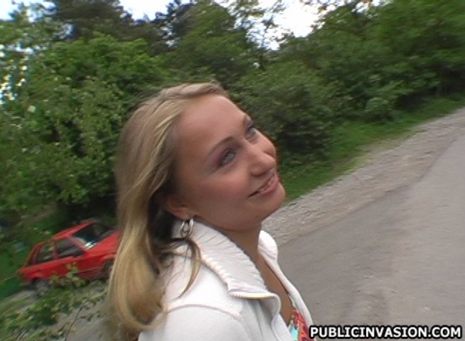 Eine Tussi, die es liebt, in der Öffentlichkeit nackt zu sein, geht noch einen Schritt weiter
 #78615347