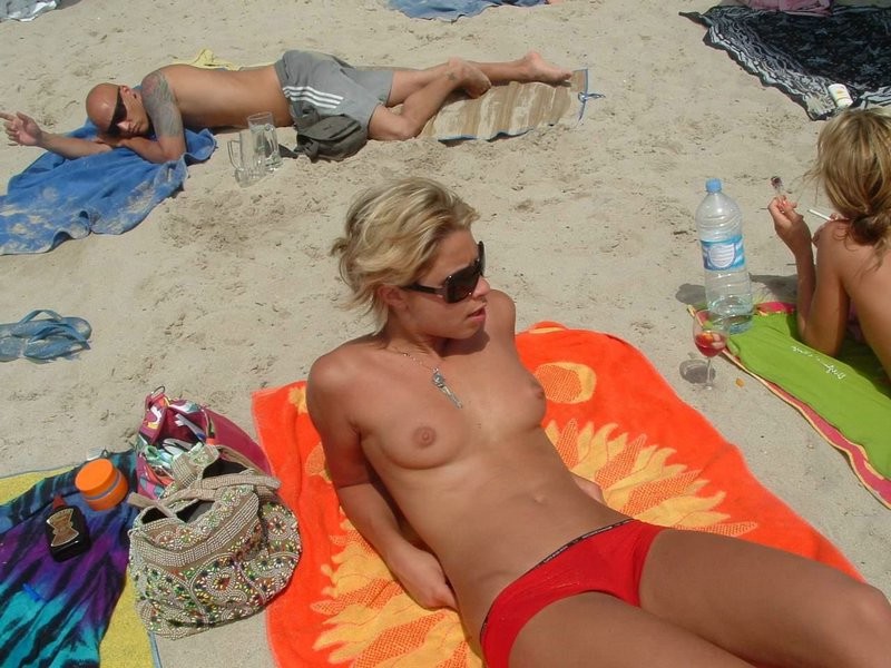 Mira a estas nudistas suaves jugar en una playa pública
 #72251682