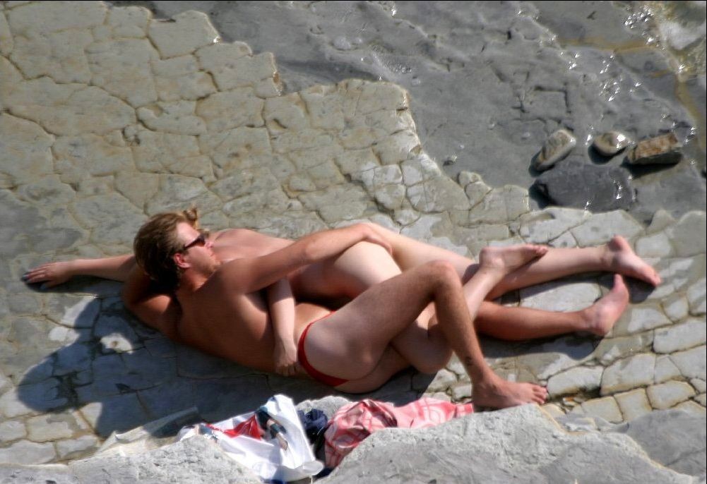 Mira a estas nudistas suaves jugar en una playa pública
 #72251717