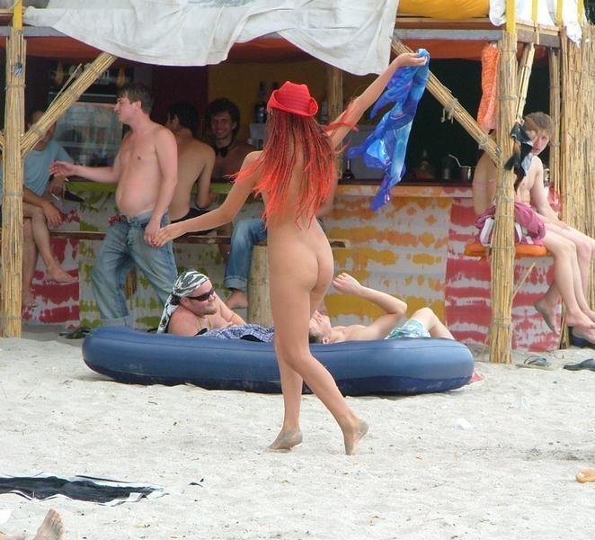 Mira a estas nudistas suaves jugar en una playa pública
 #72251758