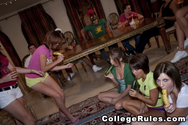 Chicas traviesas disfrutan del sexo entre chicas en la fiesta universitaria #74514382
