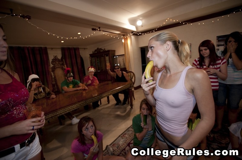 Chicas traviesas disfrutan del sexo entre chicas en la fiesta universitaria #74514392