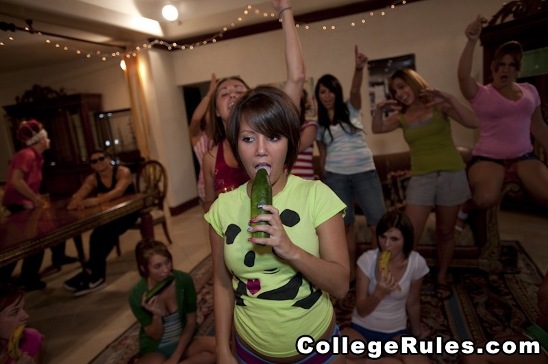 Chicas traviesas disfrutan del sexo entre chicas en la fiesta universitaria #74514420