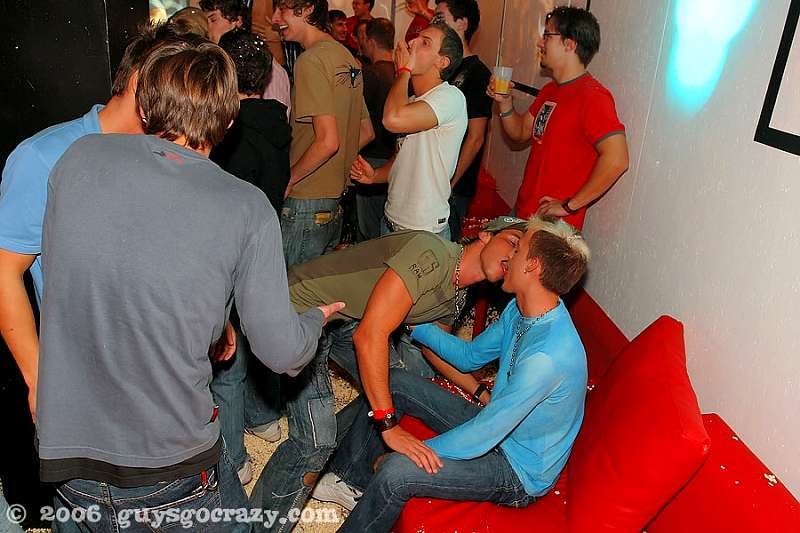Aficionados gay se dejan follar la garganta por strippers
 #76994143