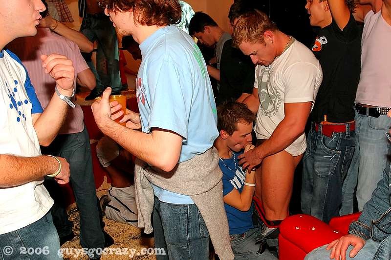 Aficionados gay se dejan follar la garganta por strippers
 #76994185