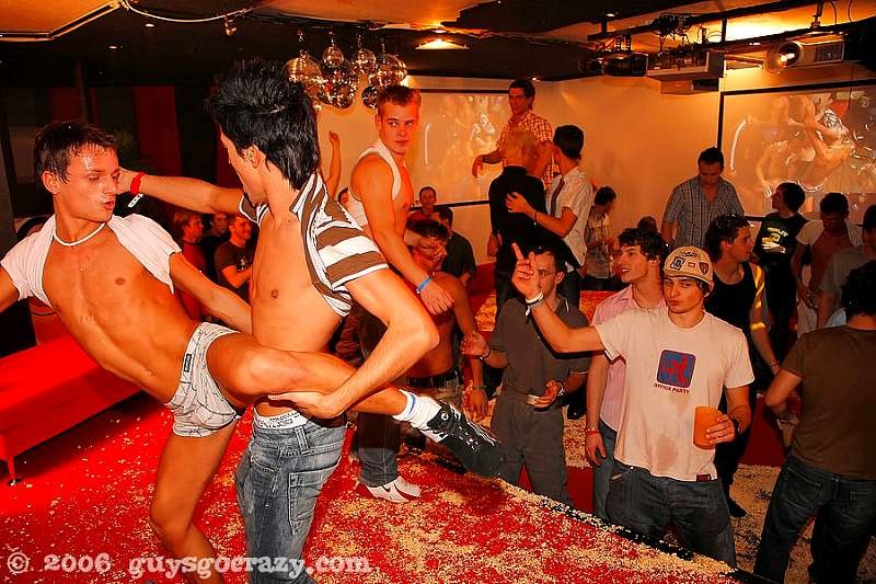 Aficionados gay se dejan follar la garganta por strippers
 #76994223