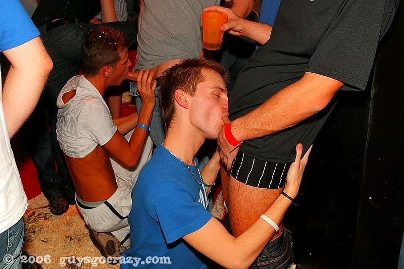 Aficionados gay se dejan follar la garganta por strippers
 #76994235