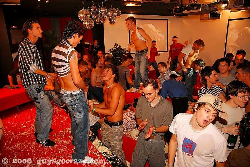 Aficionados gay se dejan follar la garganta por strippers
 #76994259