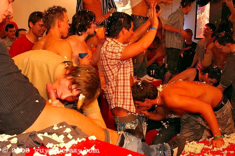 Aficionados gay se dejan follar la garganta por strippers
 #76994294