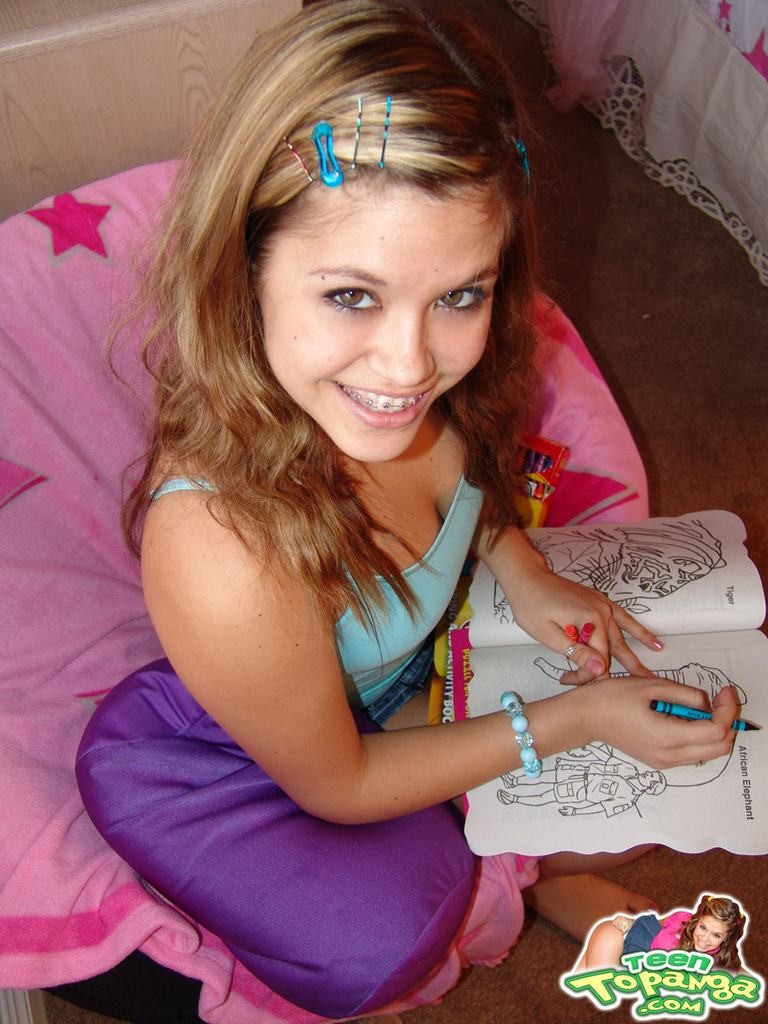 Une petite fille de dix-huit ans se masturbe avec des crayons de couleur
 #78768841