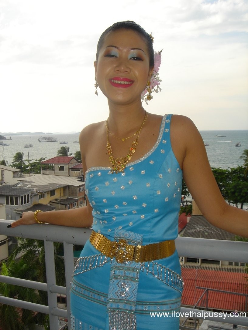 Prostituée thaïlandaise sexy payée pour s'étendre et sucer
 #69926274