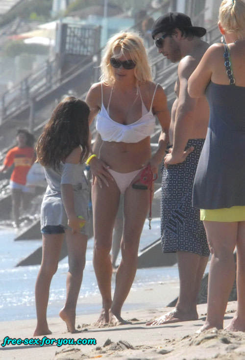 Pamela Anderson zeigt Muschi und große Titten und posiert im Bikini
 #75422808
