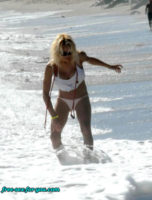 Pamela Anderson zeigt Muschi und große Titten und posiert im Bikini
 #75422812