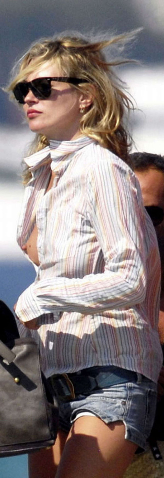 Kate Moss avec ses jambes sur scène, jupe haute et topless sur la plage
 #75358786