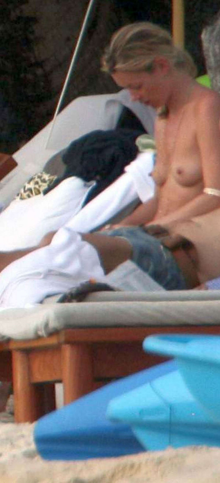 Kate Moss avec ses jambes sur scène, jupe haute et topless sur la plage
 #75358797