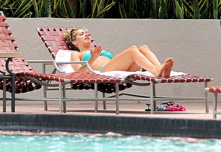 Ashley tisdale exposant son corps sexy et son cul chaud en bikini sur la piscine
 #75289453