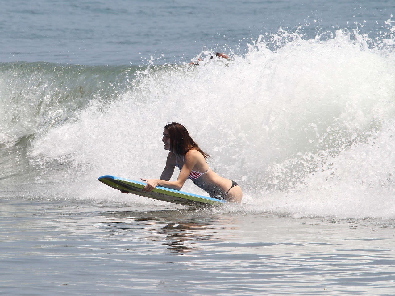 Kendall jenner in un bikini a stelle e strisce che fa surf su una spiaggia di Malibu
 #75225805