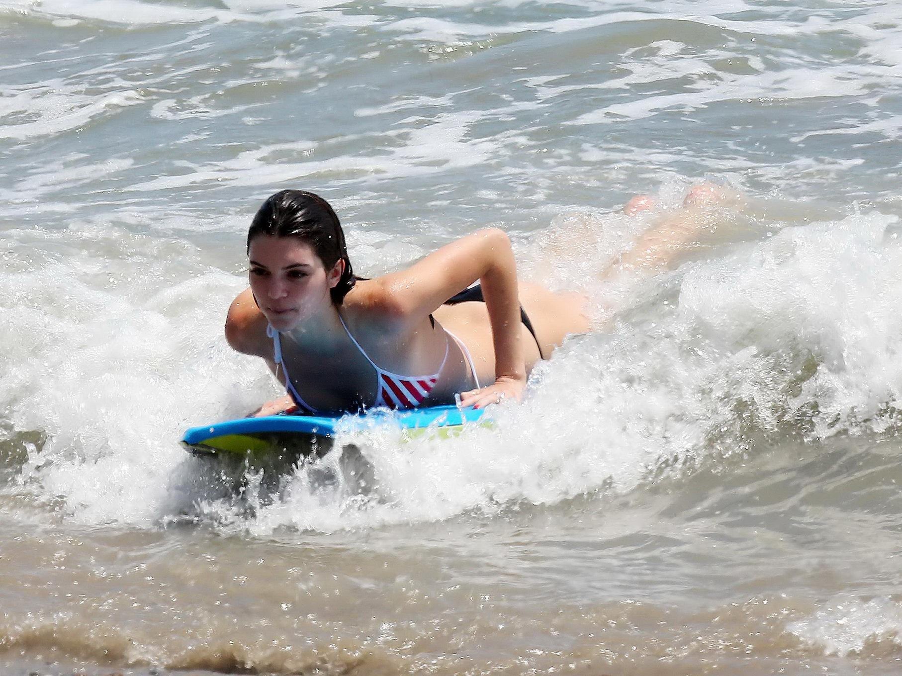 Kendall jenner in un bikini a stelle e strisce che fa surf su una spiaggia di Malibu
 #75225905