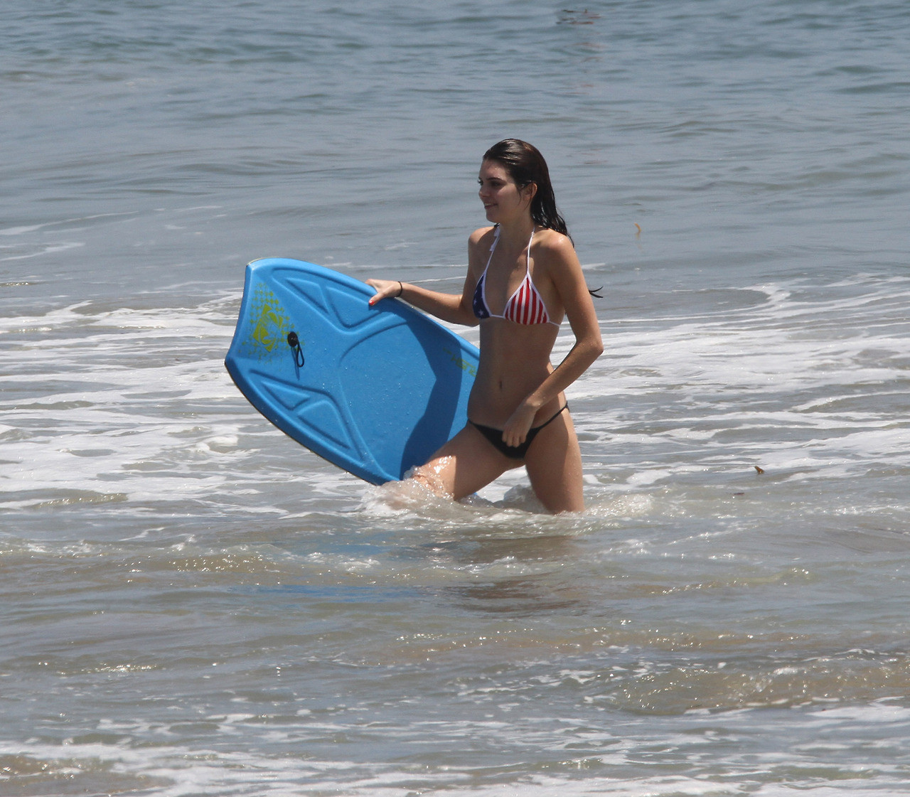 Kendall jenner in un bikini a stelle e strisce che fa surf su una spiaggia di Malibu
 #75225914