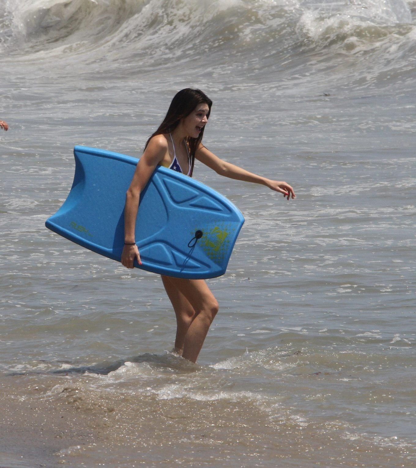 Kendall jenner in un bikini a stelle e strisce che fa surf su una spiaggia di Malibu
 #75225926