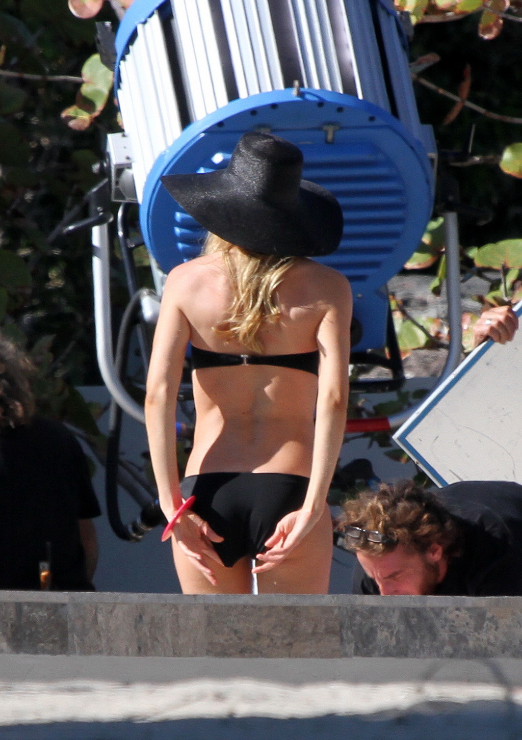 Doutzen kroes en bikini noir sexy lors d'un photoshoot à miami beach
 #75273569