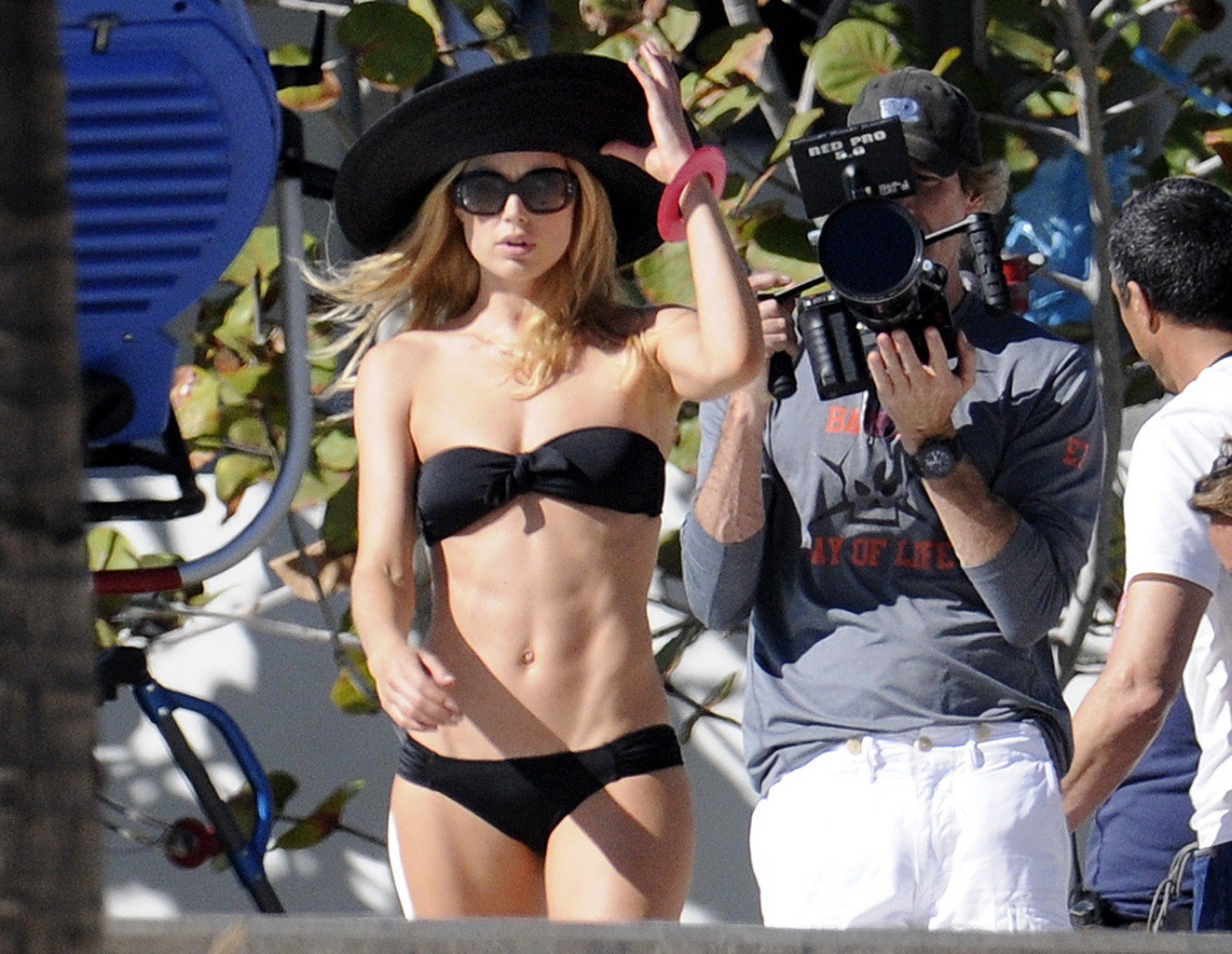 Doutzen Kroes in sexy bikini nero facendo un photoshoot a miami beach
 #75273573