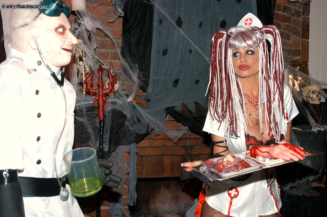 Kelly gibt dr. cockenstein einen Blowjob
 #73036577