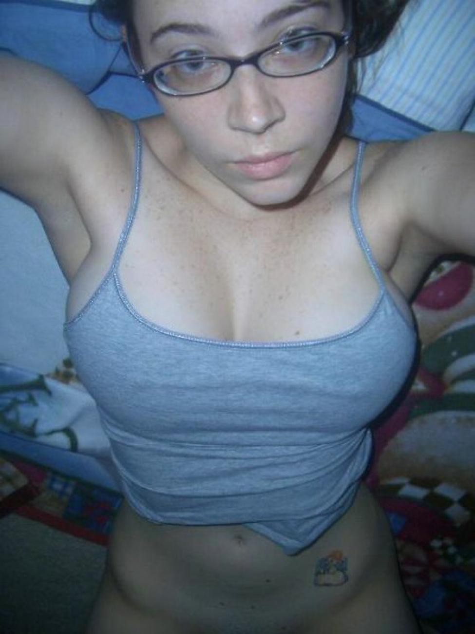 Una chica sexy le gusta mostrar su masterbating en estas fotos
 #77127552