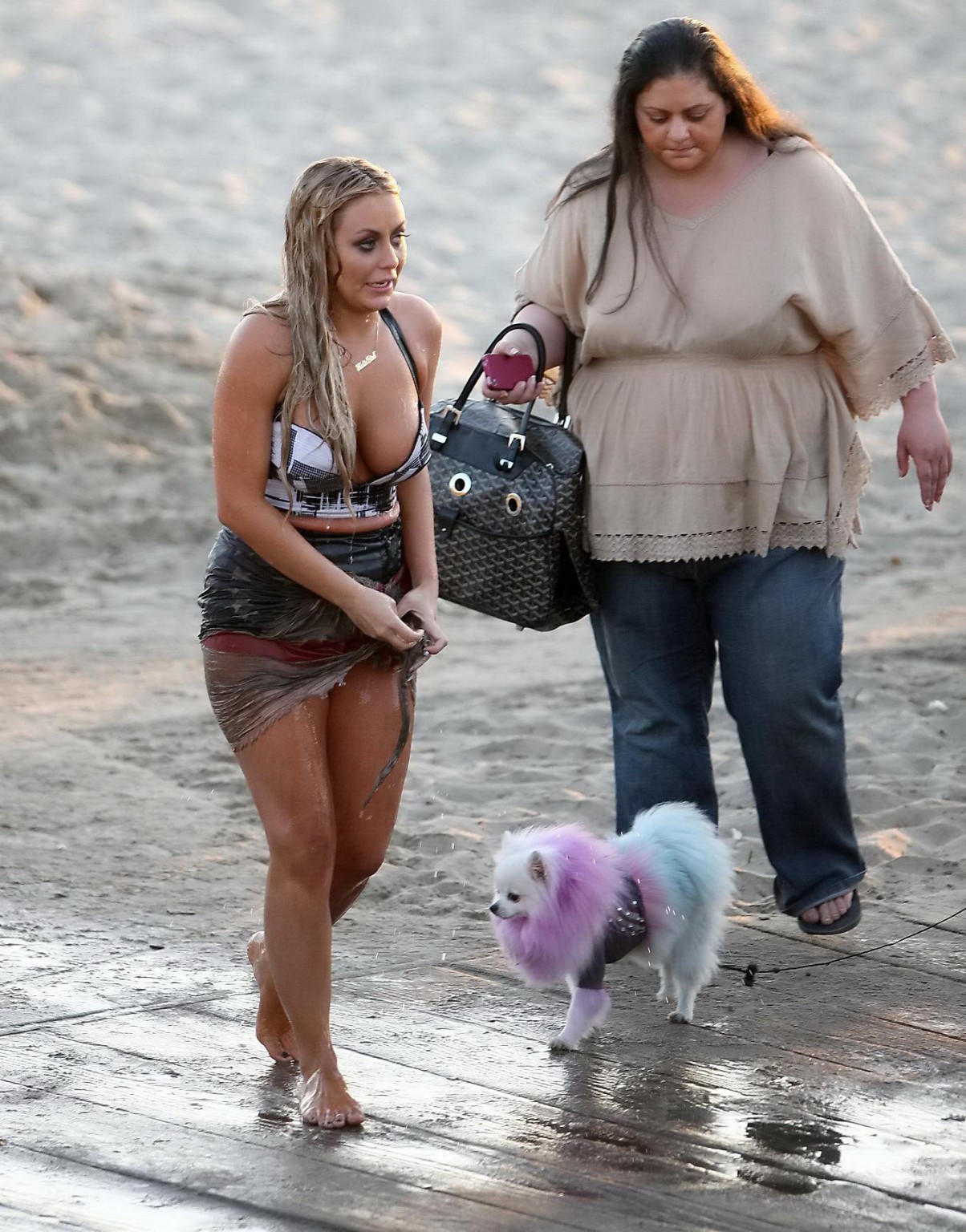 Aubrey o'day en robe d'été mouillée tourne un clip vidéo sur la plage de Sao Paulo.
 #75250073