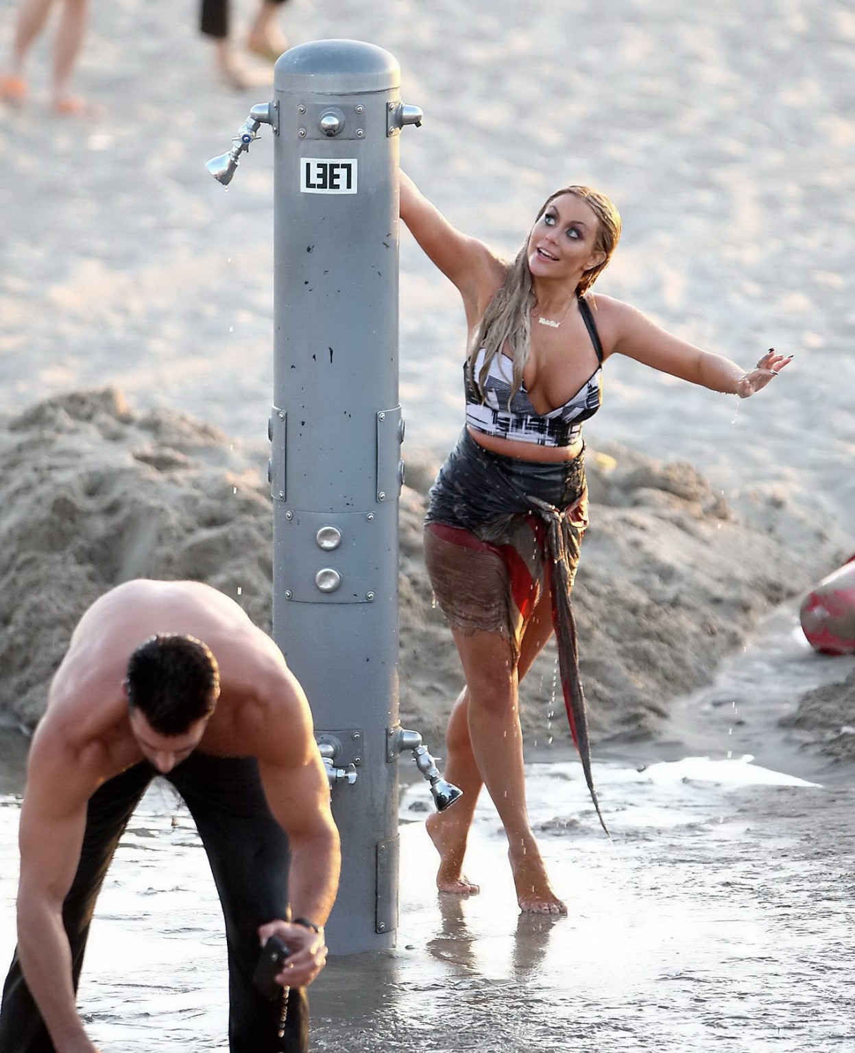 Aubrey o'day en robe d'été mouillée tourne un clip vidéo sur la plage de Sao Paulo.
 #75250080