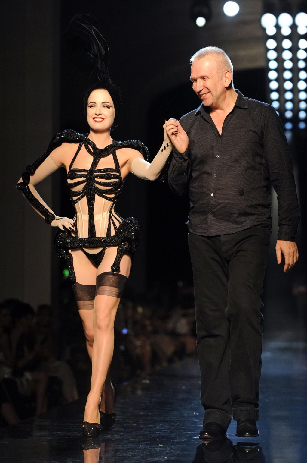 Dita von teese con un escaso traje en el desfile de jean-paul gaultier
 #75342235