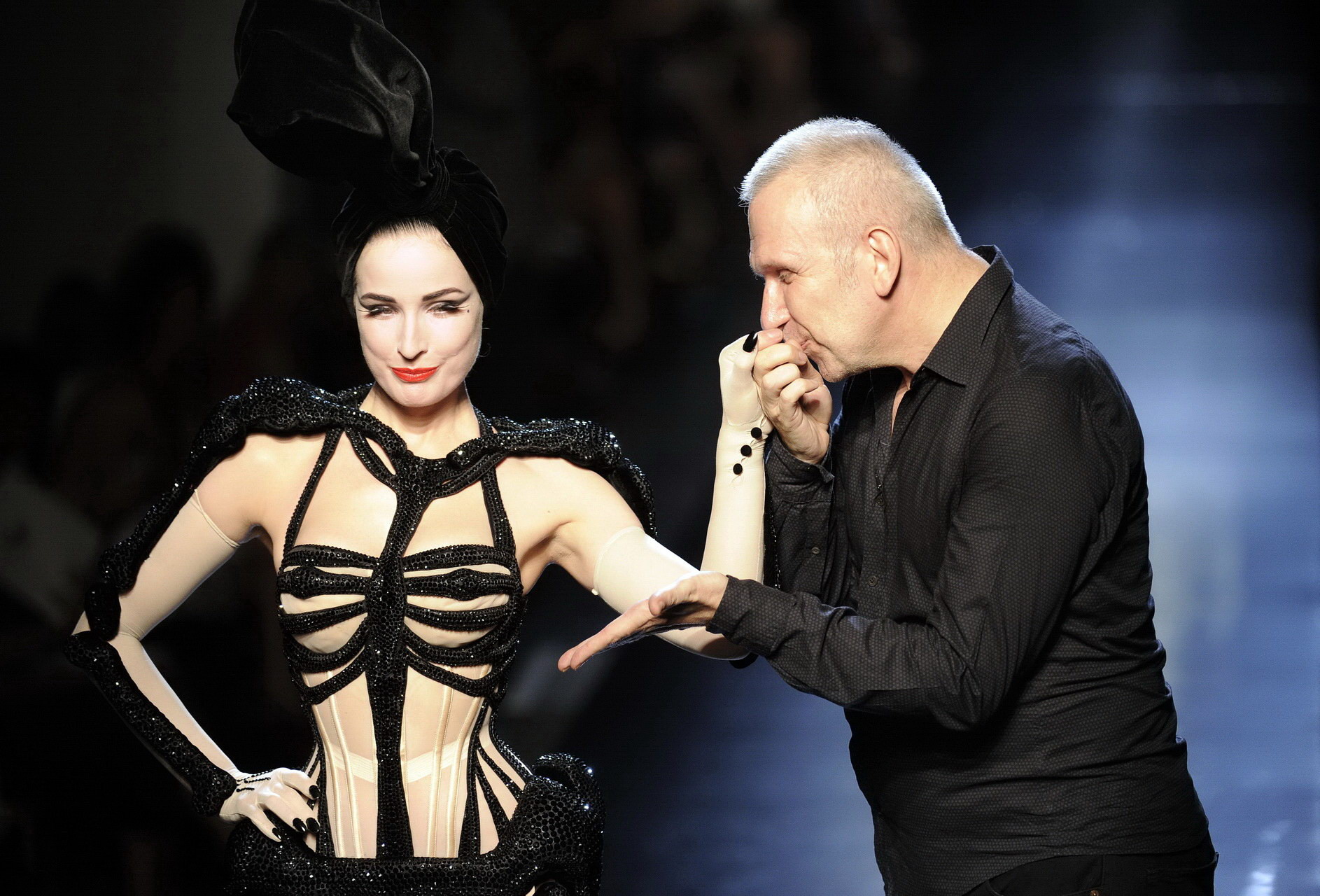 Dita von teese in abito striminzito werid a jean-paul gaultier show
 #75342310