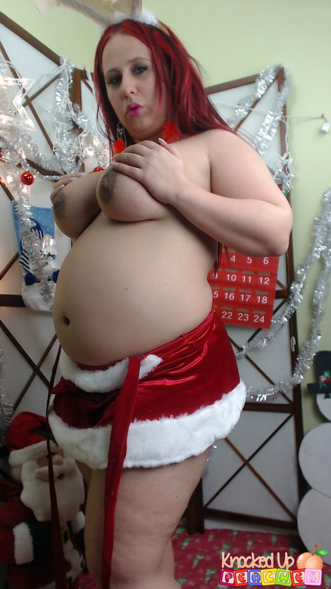 Georgia Peach, enceinte, se déshabille de sa petite salope de Noël.
 #67312222