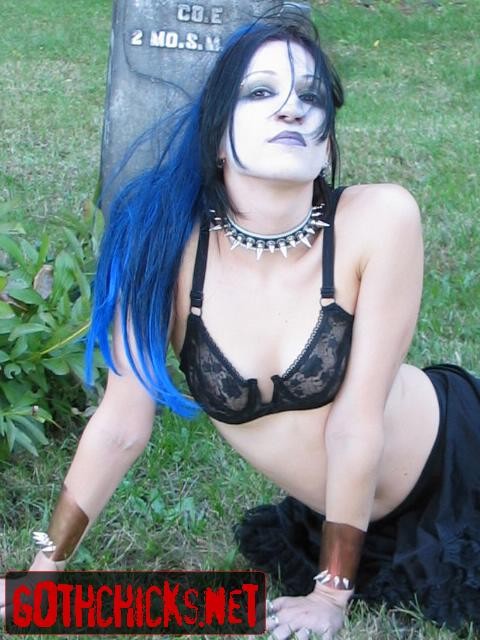 Goth posiert auf einem Friedhof
 #76663321