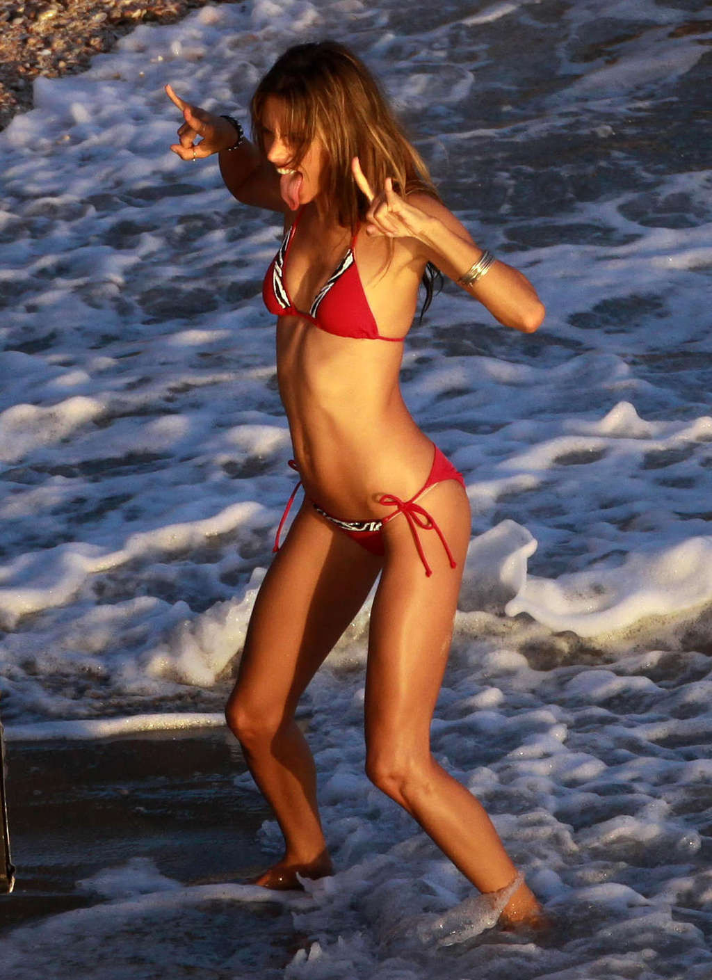 Alessandra ambrosio luciendo muy sexy en bikini en la playa para alguna sesión de fotos
 #79486900