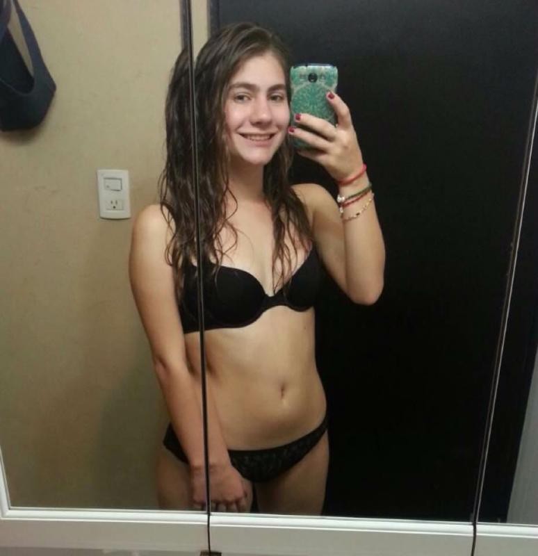 Schöner Teenager wird nackt in durchgesickerten Selbstschuss-Bildern
 #67476590