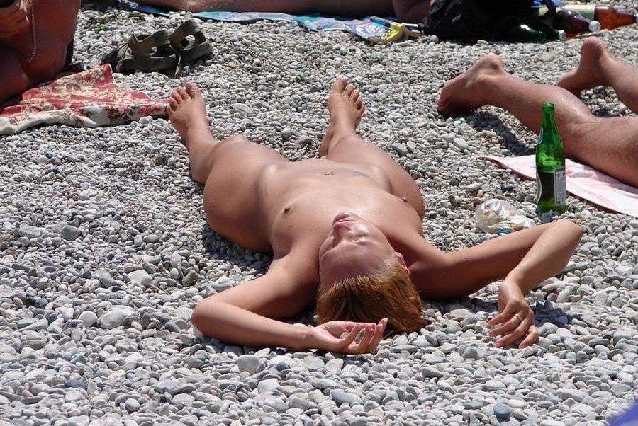 公共のビーチで裸になるティーンのヌーディスト
 #72255147