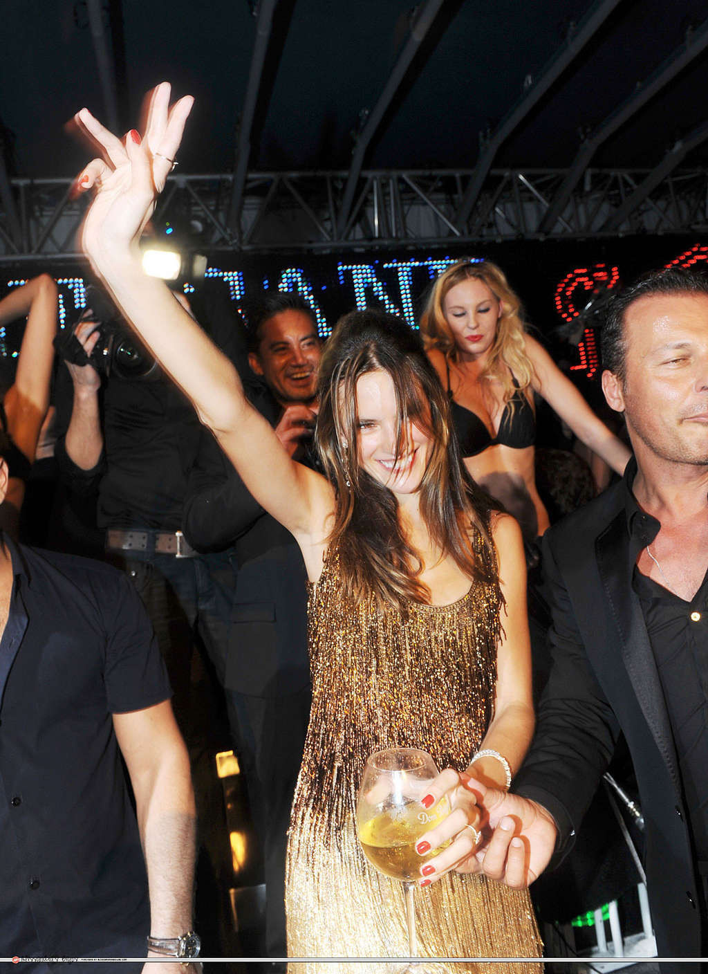 Alessandra Ambrosio langbeinig im Minirock und Fick-Stiefeln
 #75347883
