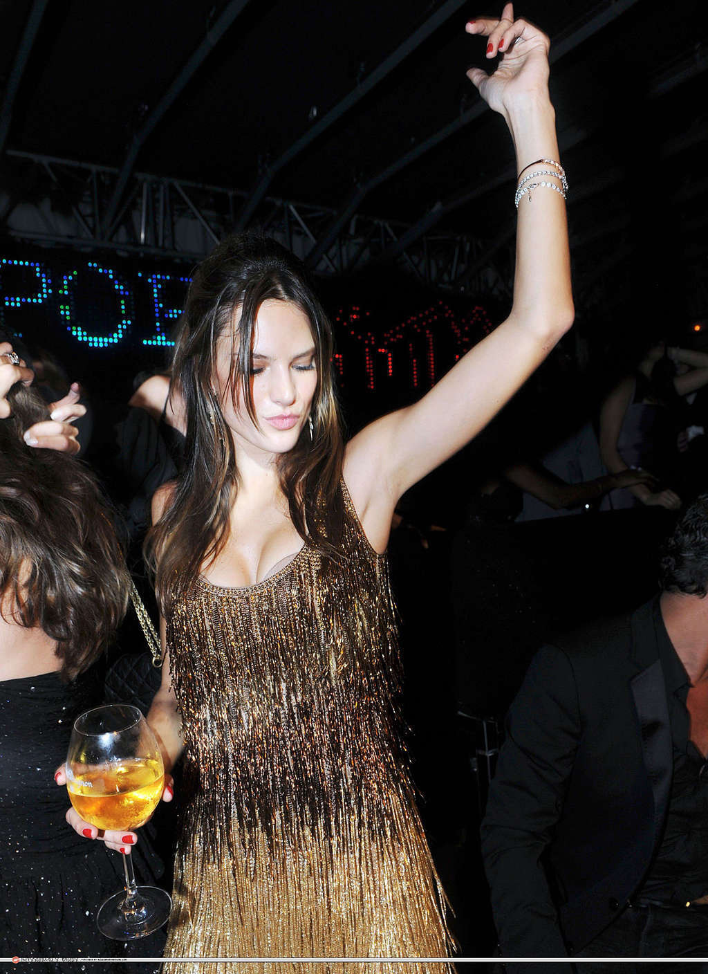 Alessandra Ambrosio langbeinig im Minirock und Fick-Stiefeln
 #75347918